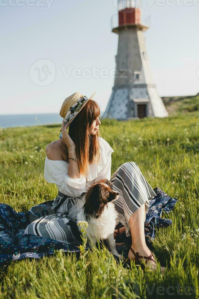 mooi elegant vrouw in platteland, Holding een hond foto
