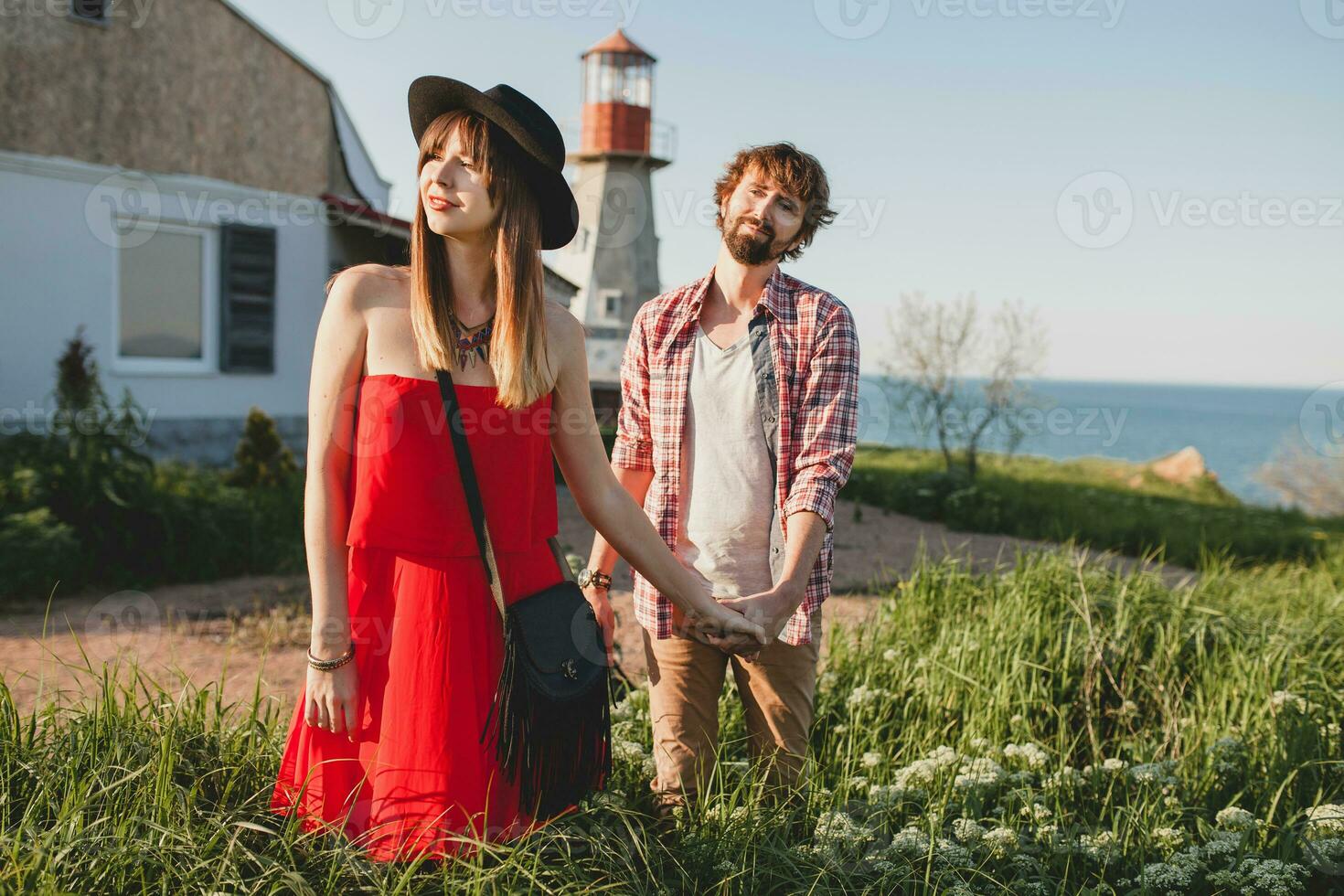 jong elegant paar in liefde in platteland, indie hipster Boheems stijl foto