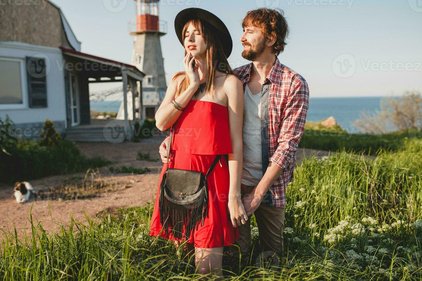 jong elegant paar in liefde in platteland, indie hipster Boheems stijl foto