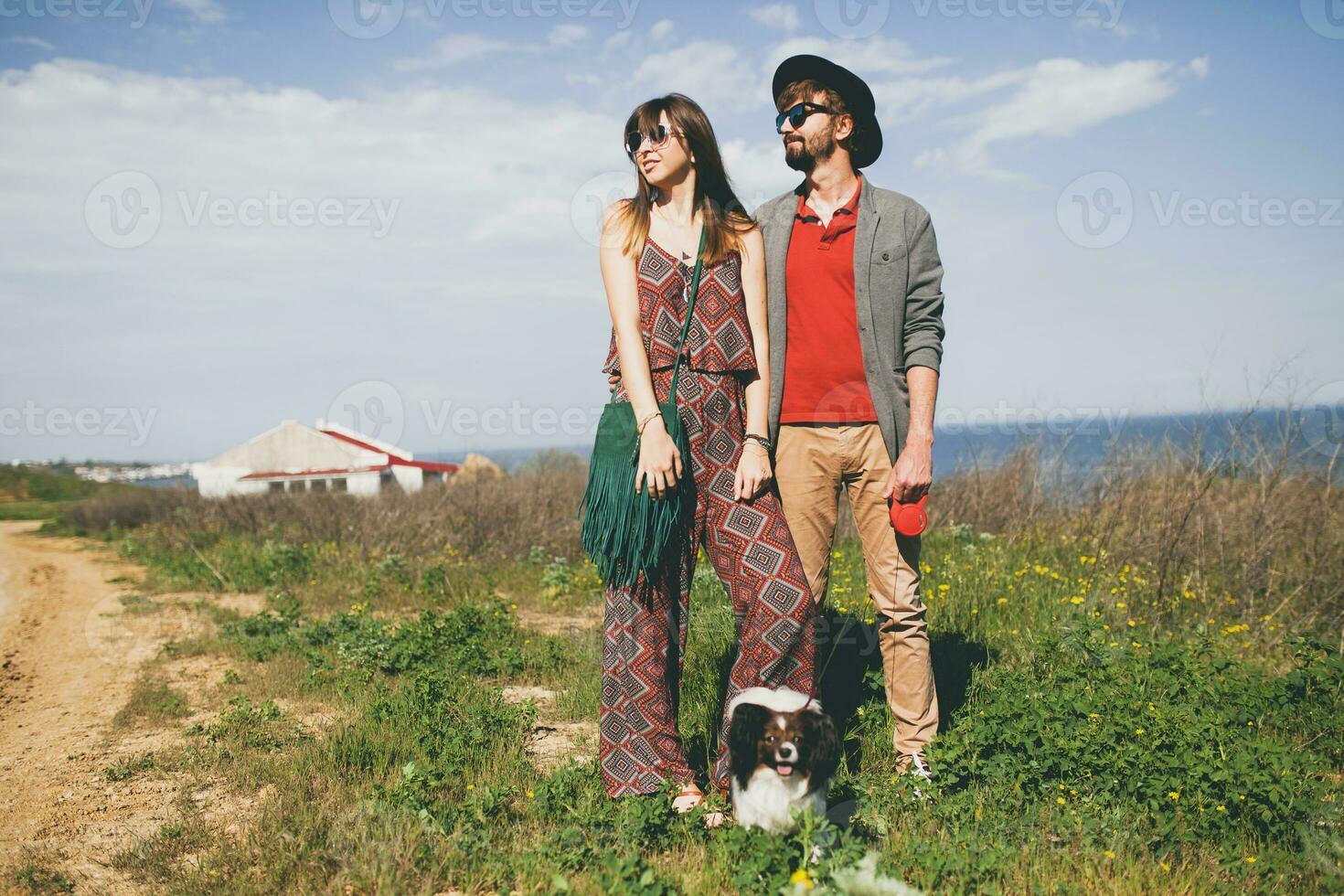 jong elegant hipster paar in liefde wandelen met hond in platteland foto