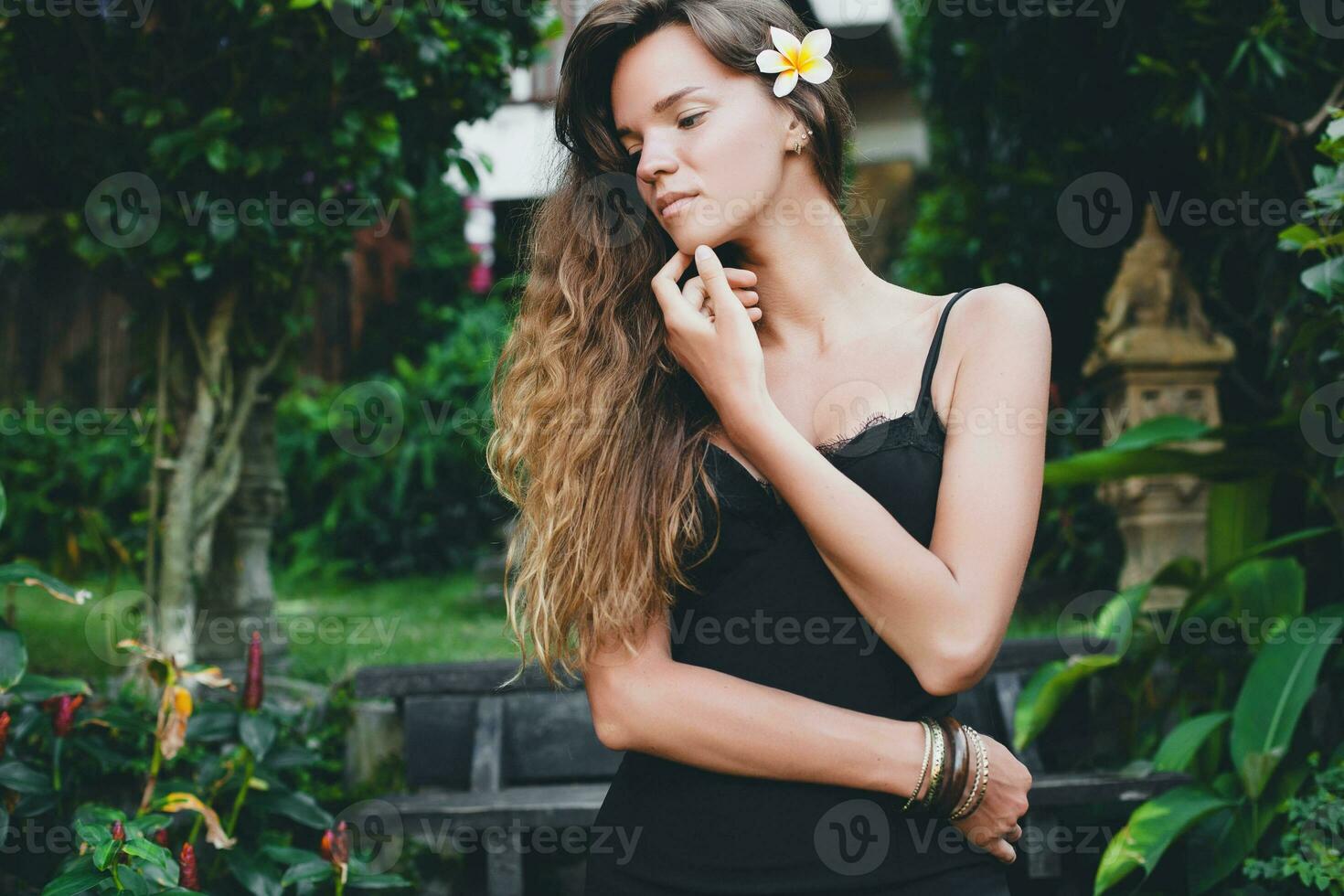 jong mooi vrouw in tropisch tuin foto