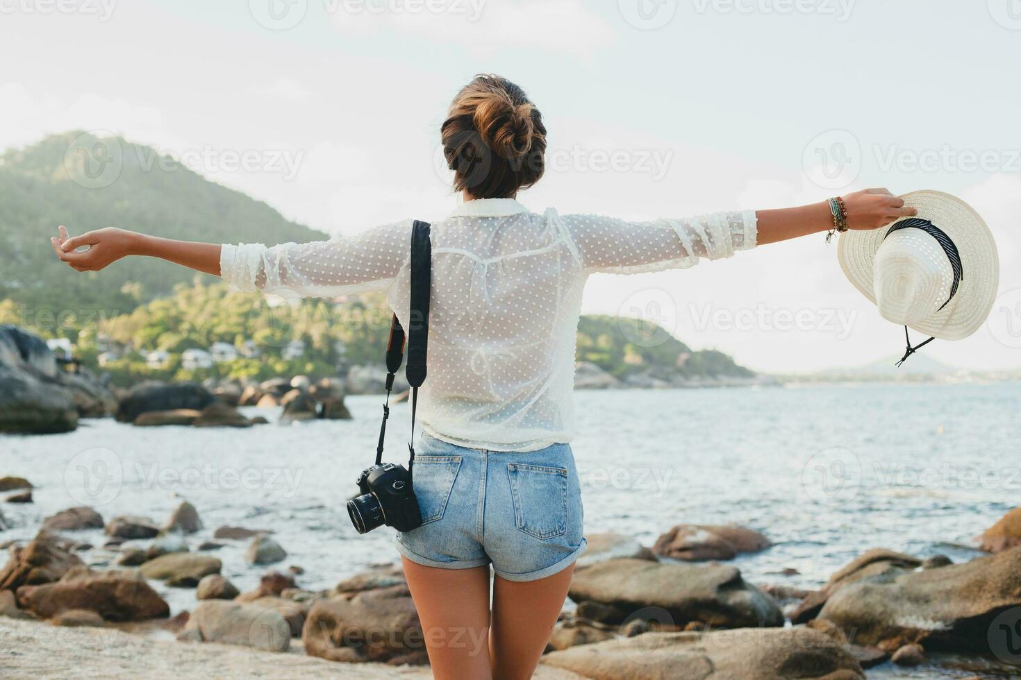 jong mooi hipster vrouw Aan zomer vakantie foto