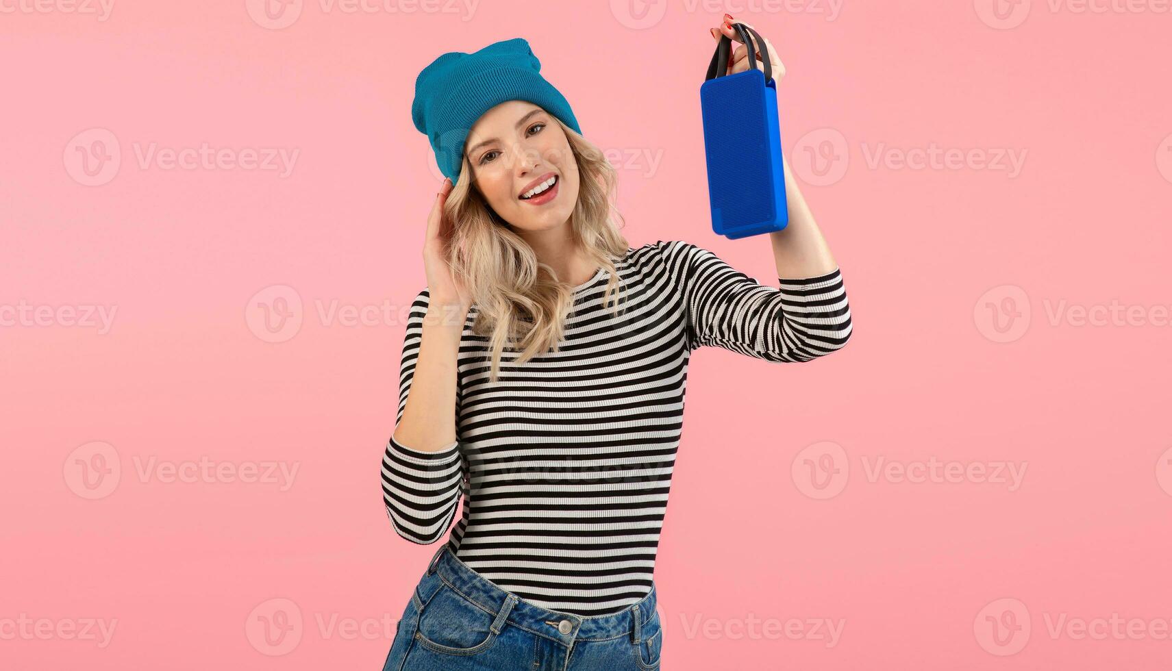 jong vrouw Holding muziek- spreker foto