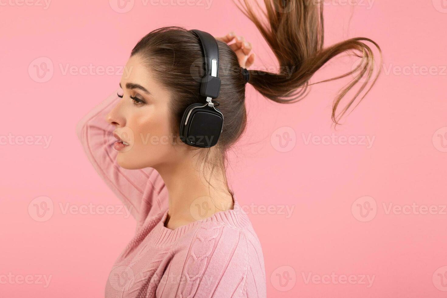 jong vrouw luisteren naar muziek- in hoofdtelefoons foto