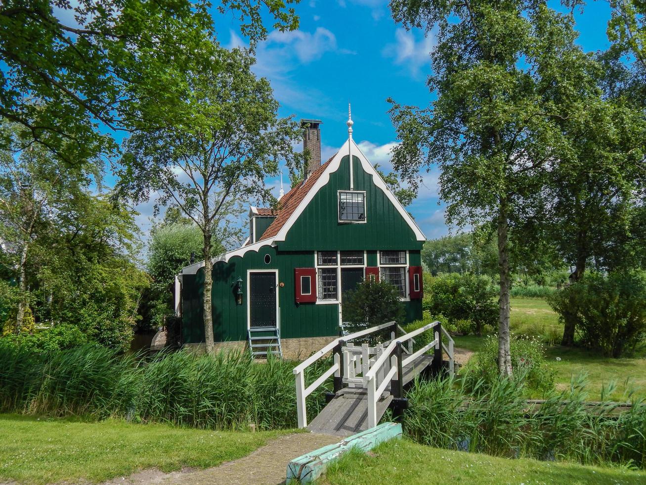 traditioneel huis in de zaanse schans, nederland op 19 juni 2016 foto