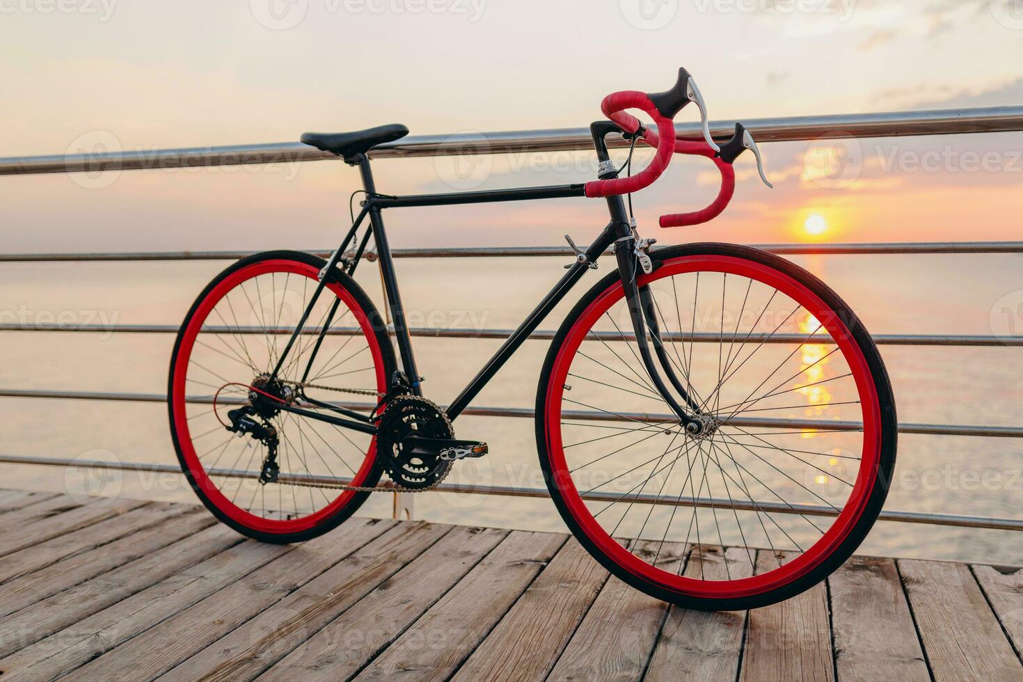 hipster fiets Bij zonsondergang zee foto
