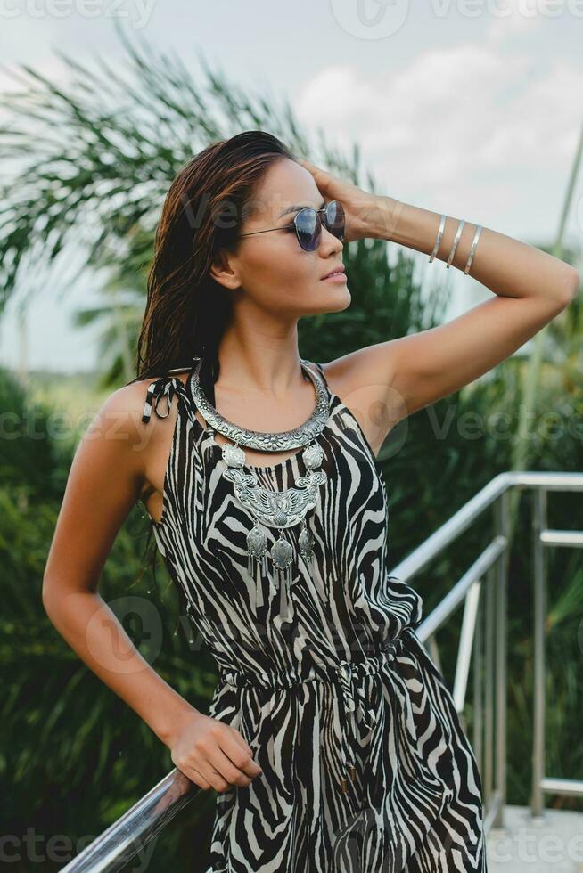 jong Aziatisch sexy mooi vrouw in tropisch jurk, zebra afdrukken foto