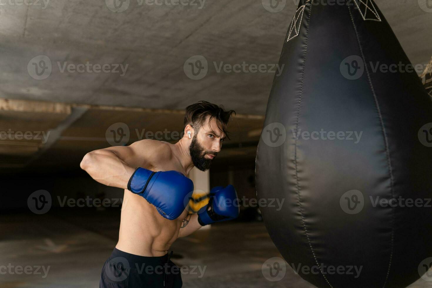 aantrekkelijk knap Mens zonder shirt met atletisch sterk lichaam Aan ochtend- geschiktheid training oefening foto