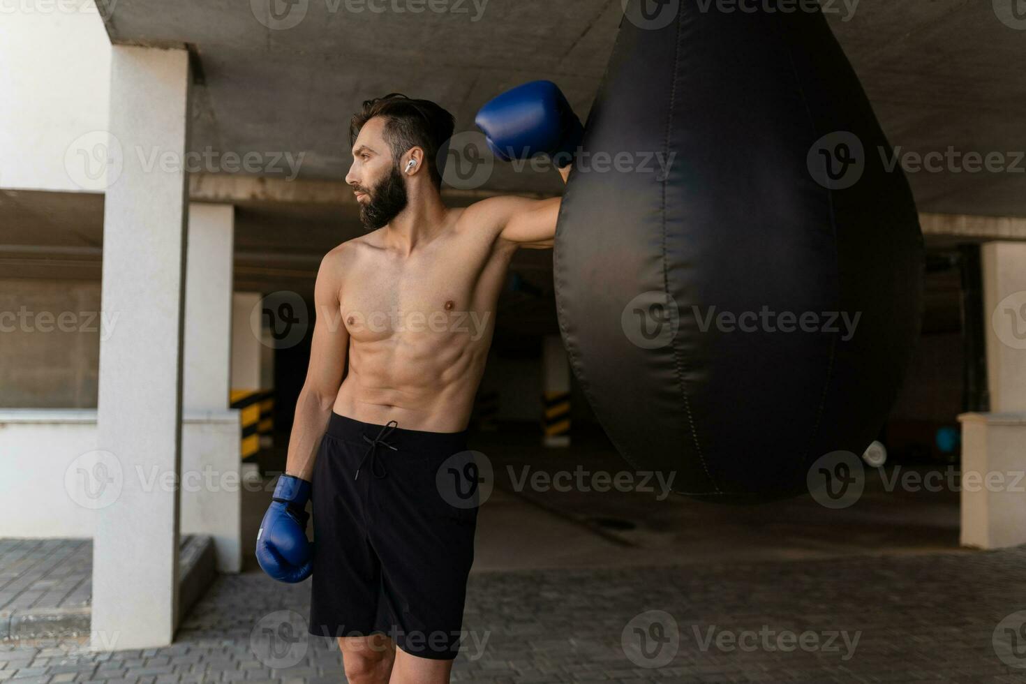 aantrekkelijk knap Mens zonder shirt met atletisch sterk lichaam Aan ochtend- geschiktheid training oefening foto