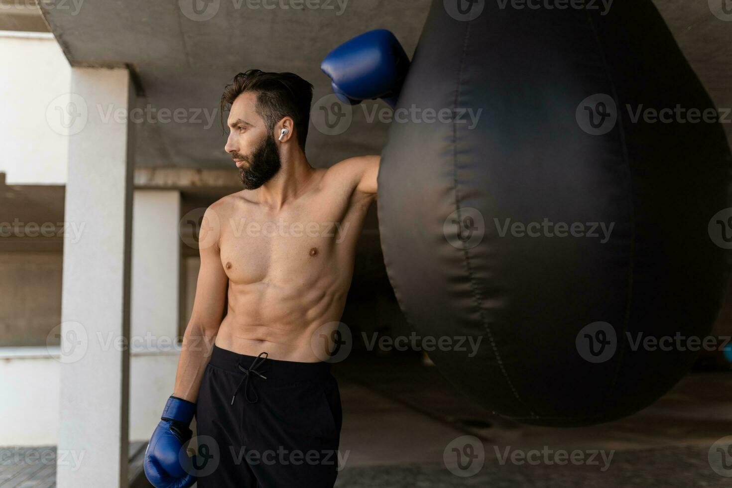 aantrekkelijk knap Mens zonder shirt met atletisch sterk lichaam Aan ochtend- geschiktheid training oefening foto