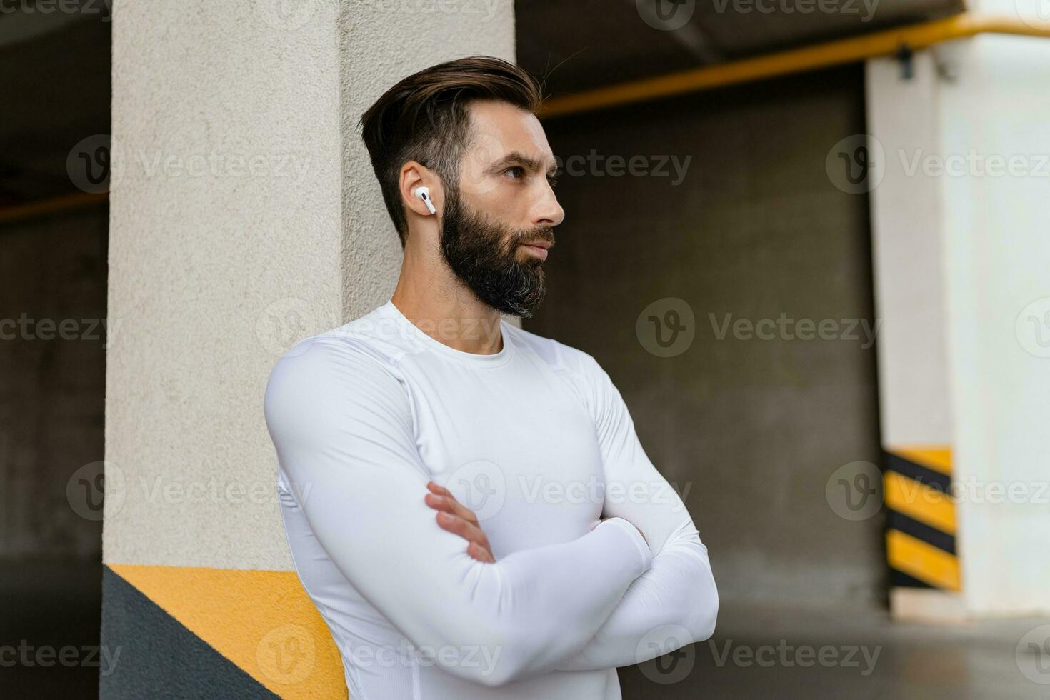 atletisch sterk knap Mens Aan ochtend- geschiktheid training oefening foto