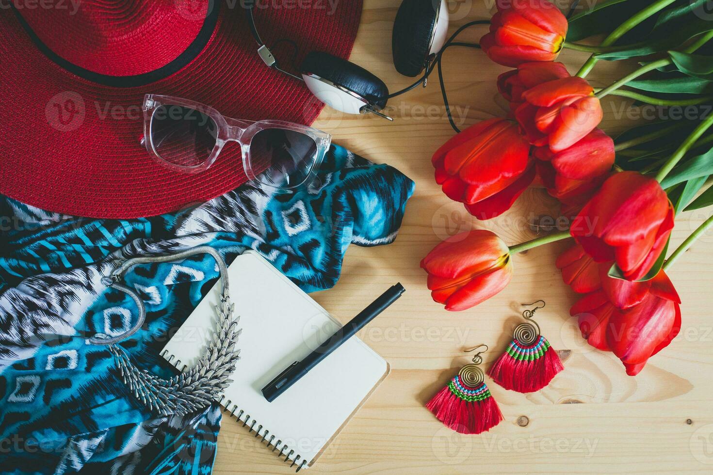 vrouw accessoires vlak leggen met rood tulpen foto