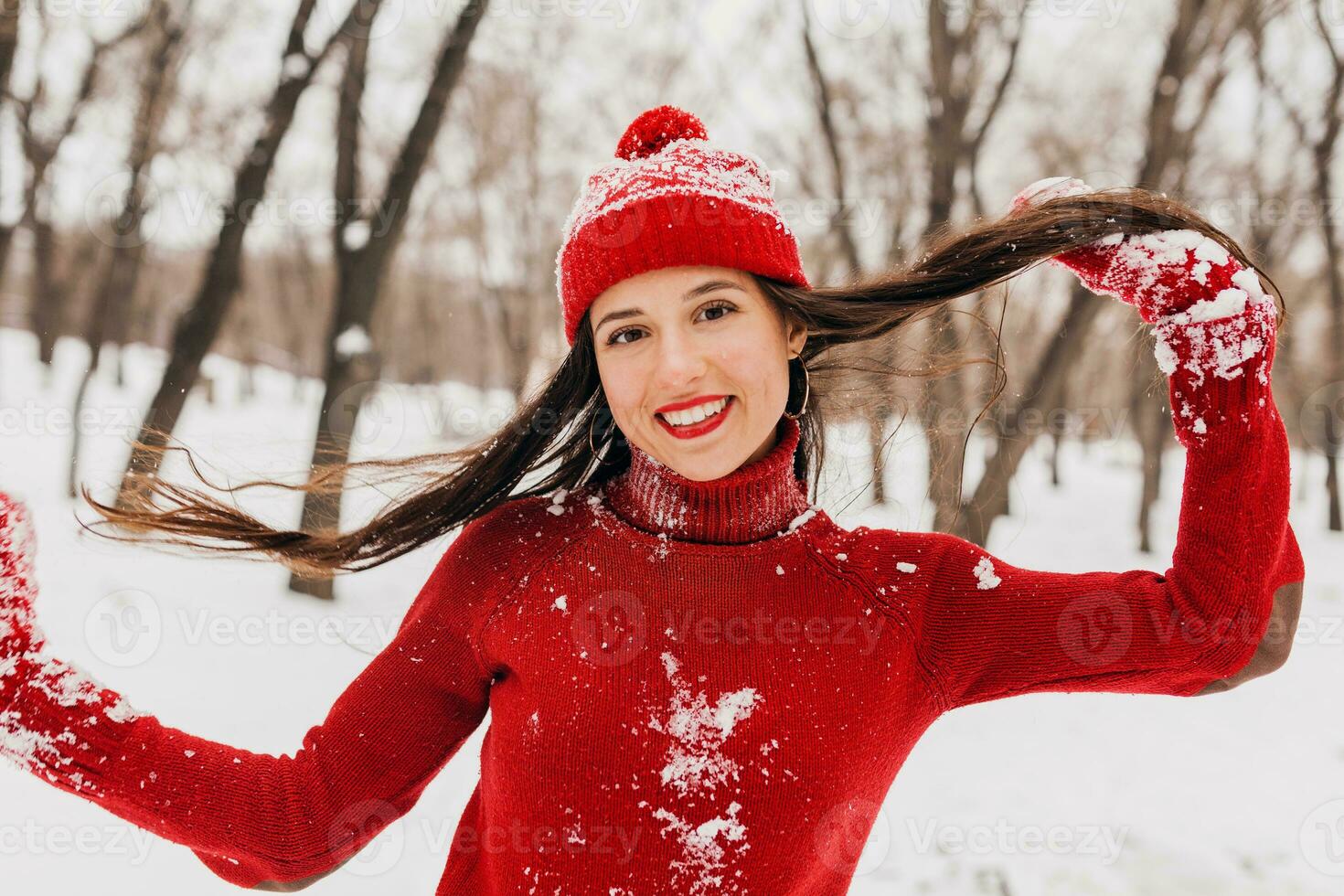 glimlachen vrouw hebben pret in winter park foto