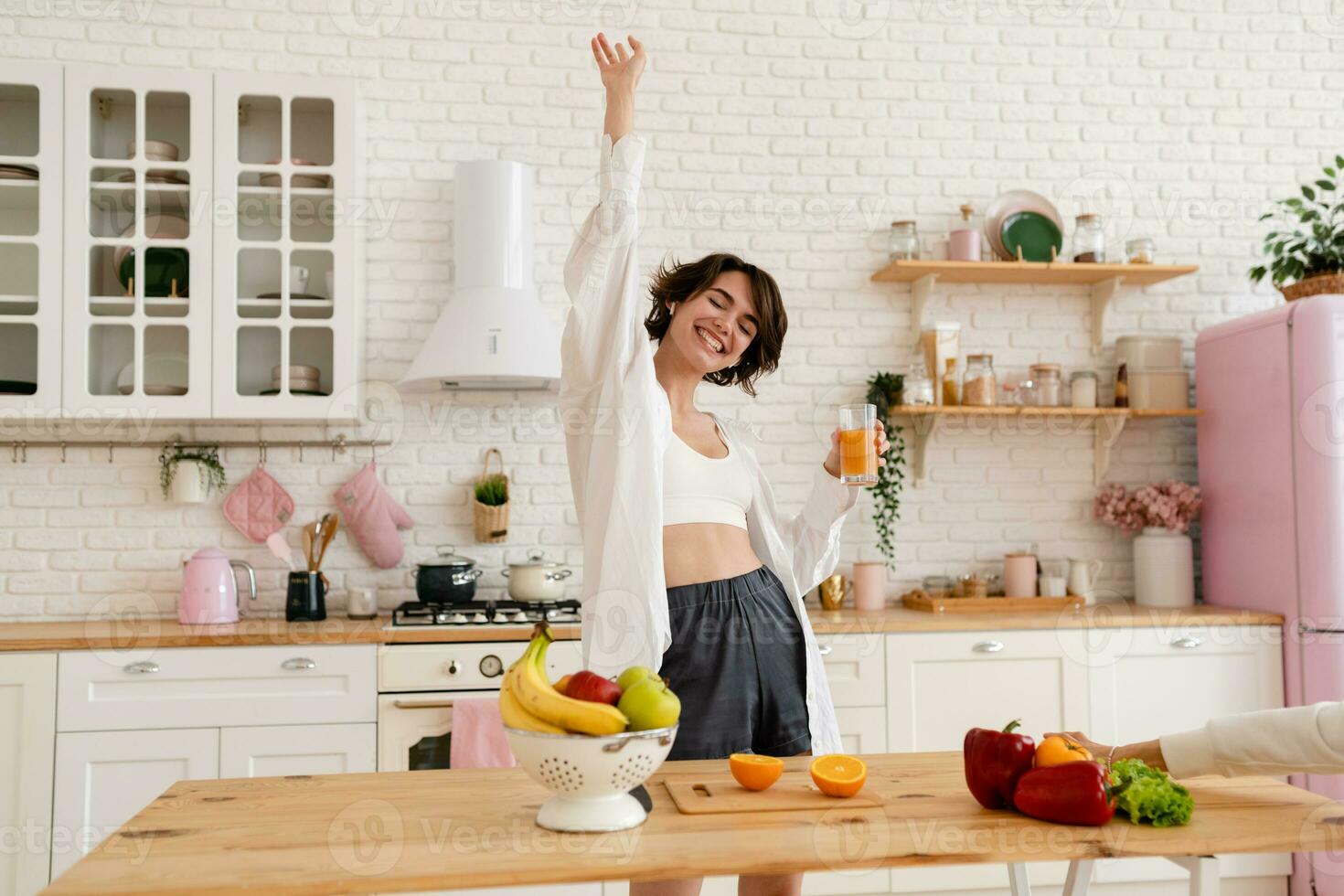 jong mooi vrouw Koken Bij huis, ochtend- keuken, gezond voedsel foto