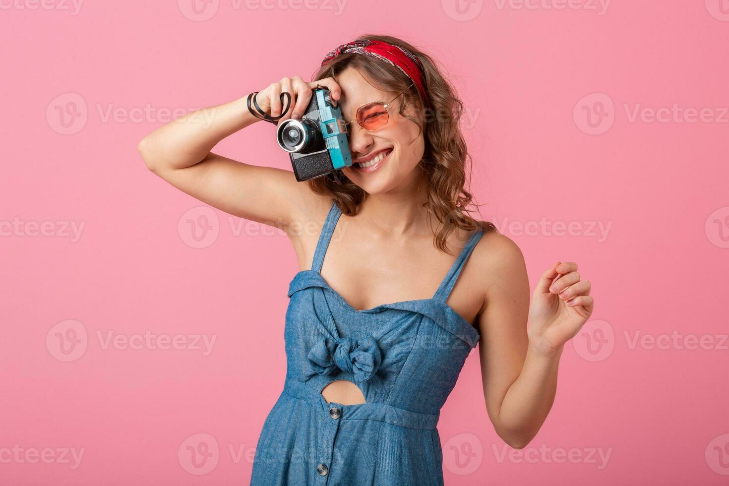 aantrekkelijk glimlachen gelukkig vrouw poseren met wijnoogst foto camera