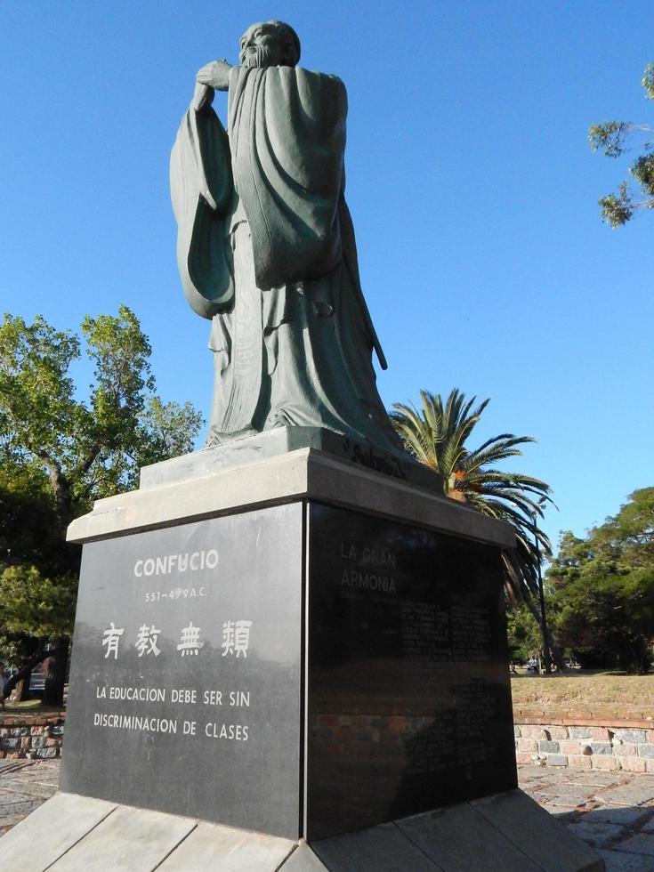 confucius standbeeld in montevideo, uruguay foto