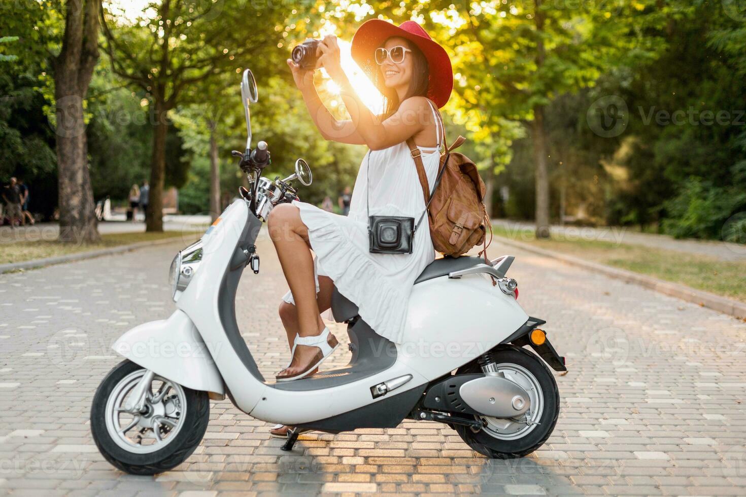 aantrekkelijk vrouw rijden Aan motor in straat foto