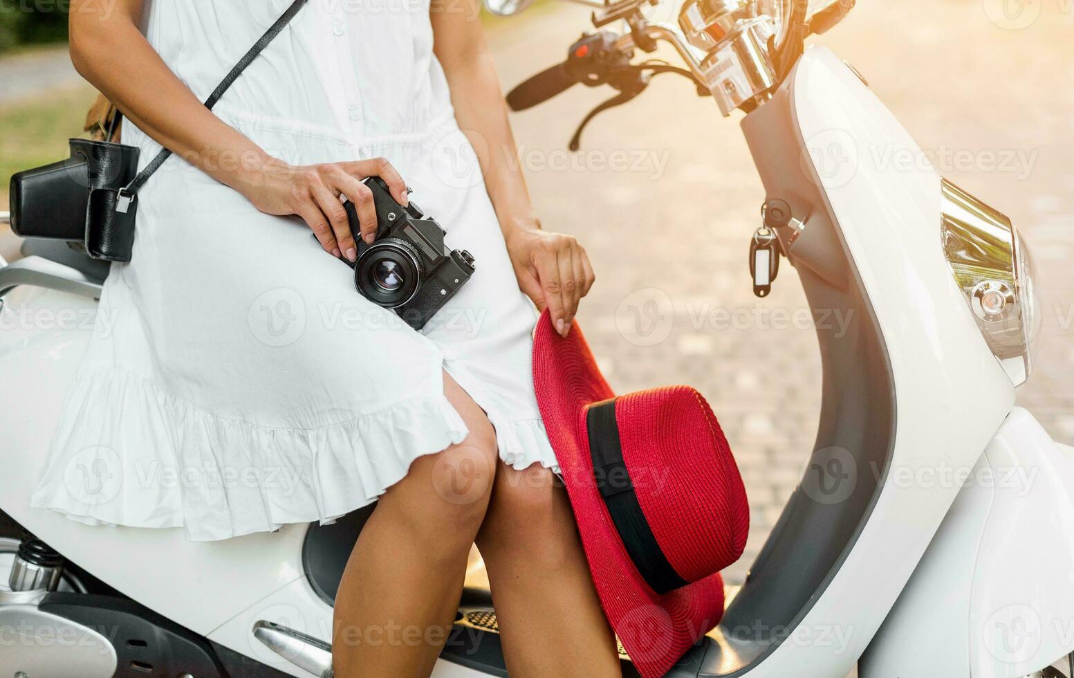 aantrekkelijk vrouw rijden Aan motor in straat foto