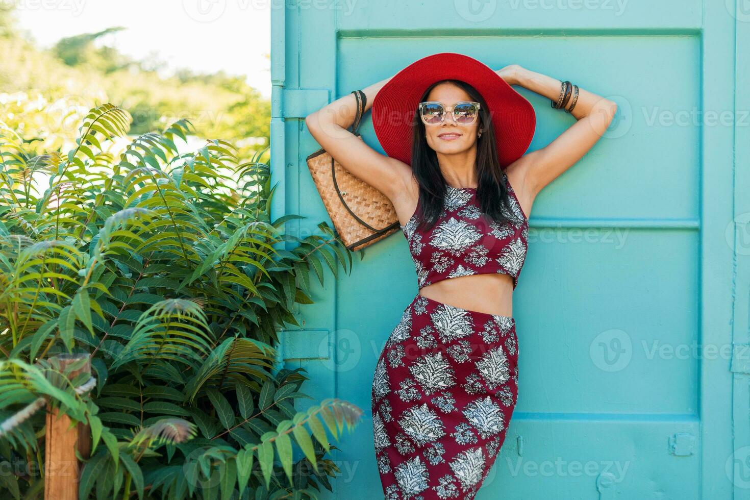 elegant mooi vrouw in gedrukt kleding, zomer stijl mode foto