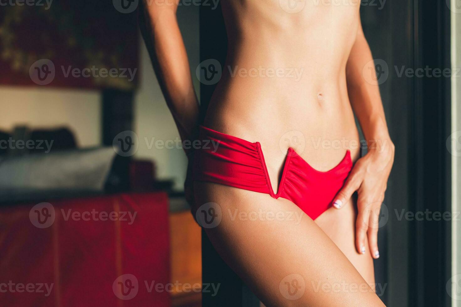 jong vrouw met mooi slank lichaam vervelend rood bikini zwempak foto