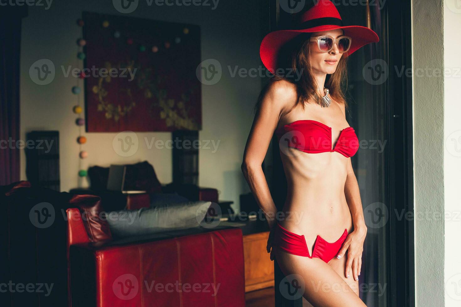 jong vrouw met mooi slank lichaam vervelend rood bikini zwempak foto