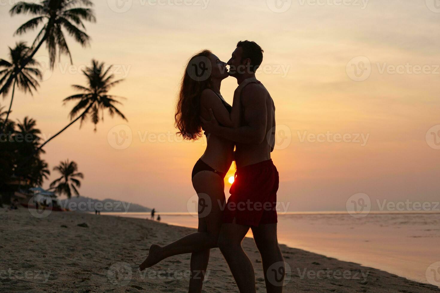 jong sexy romantisch paar in liefde gelukkig Aan zomer strand samen hebben pret vervelend zwemmen pakken foto