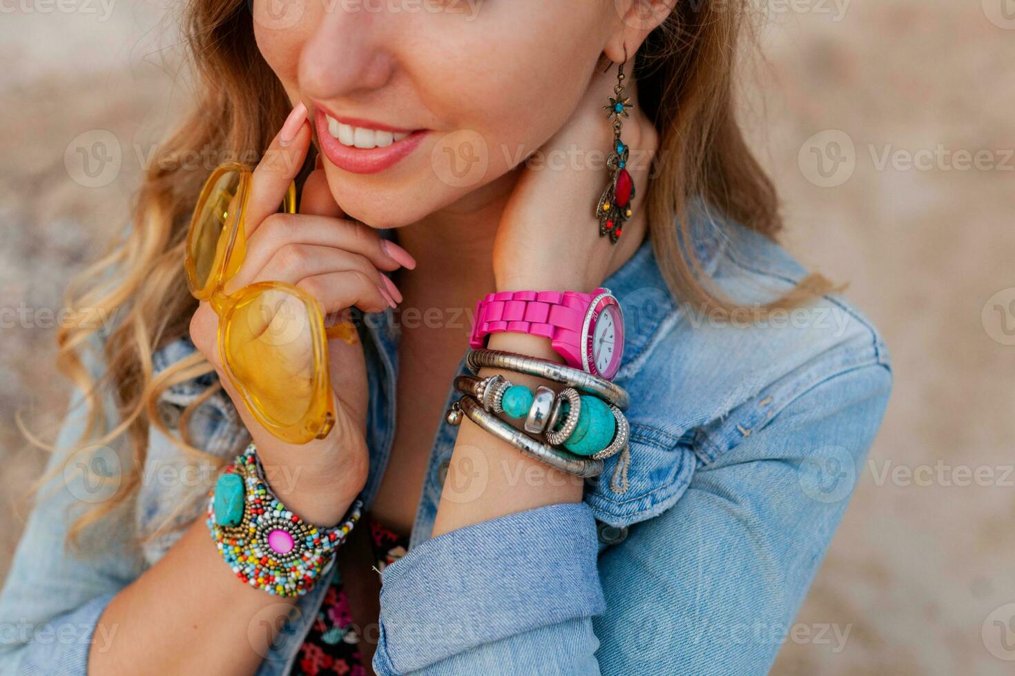 elegant vrouw in vakantie Aan strand in kleurrijk geel zonder zonnebril glimlachen gelukkig accessoires sieraden foto