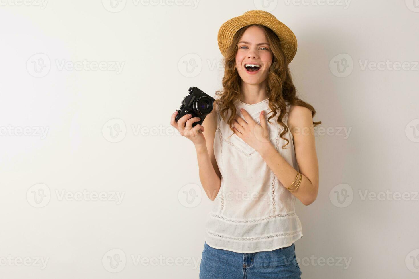 jong mooi vrouw in zomer vakantie stijl kleding Holding wijnoogst foto camera