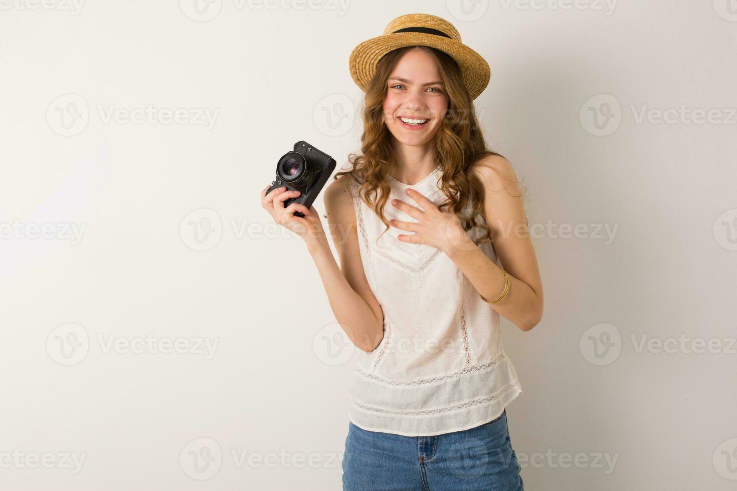 jong mooi vrouw in zomer vakantie stijl kleding Holding wijnoogst foto camera