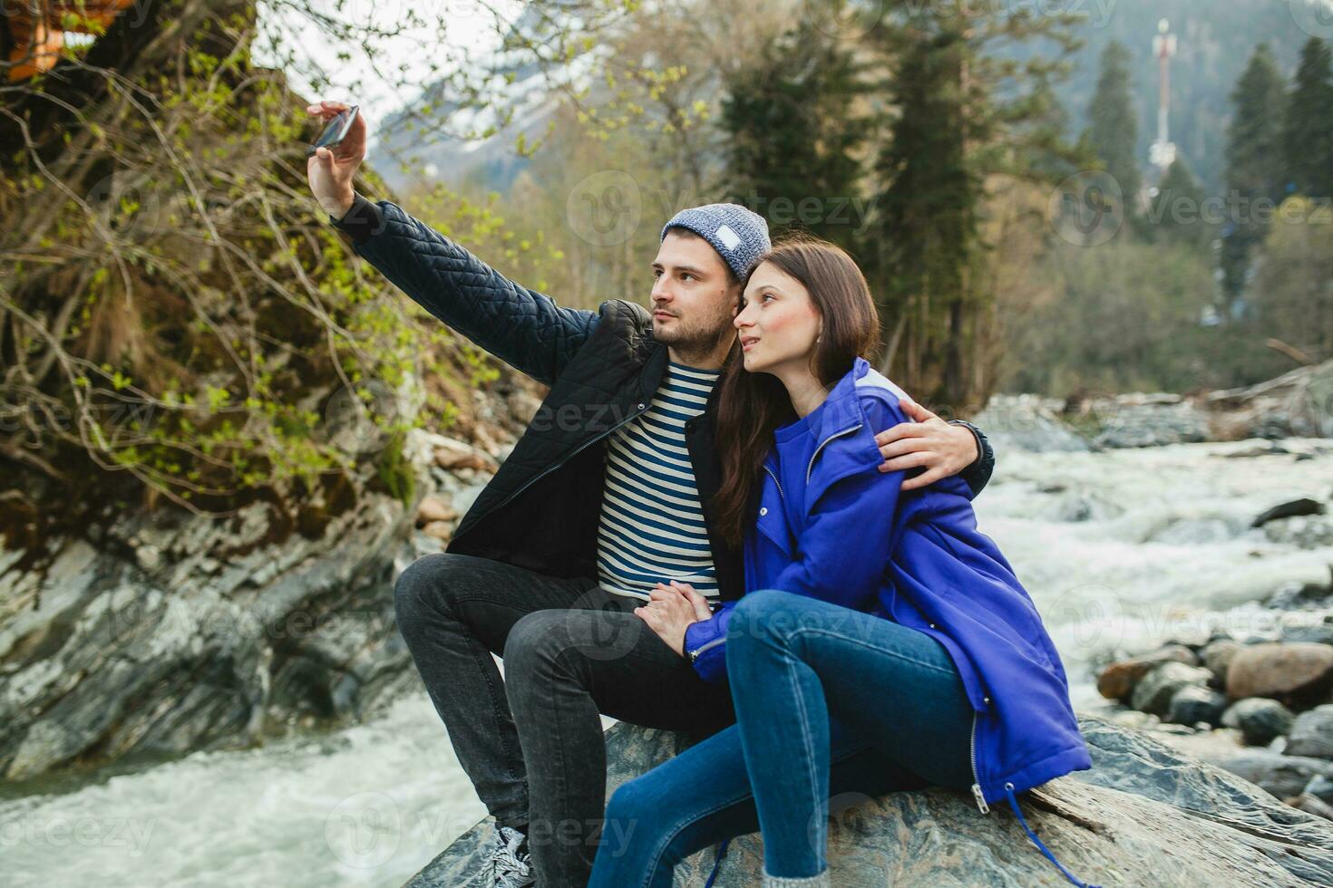 jong hipster paar in liefde Aan winter vakantie in bergen foto