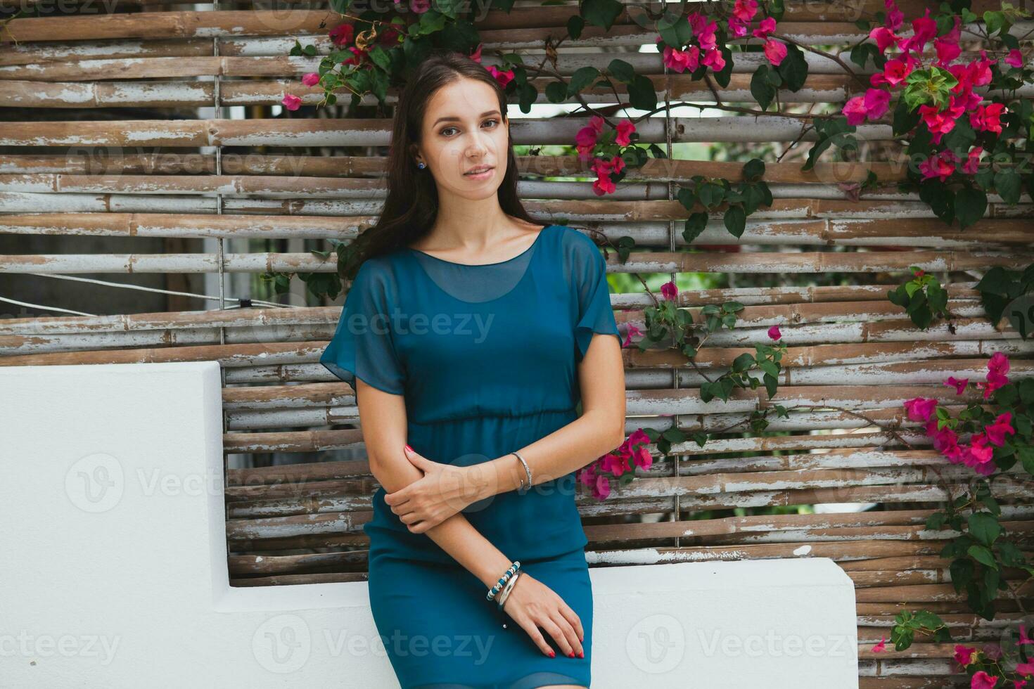 jong elegant mooi vrouw in blauw jurk, zomer mode neiging foto