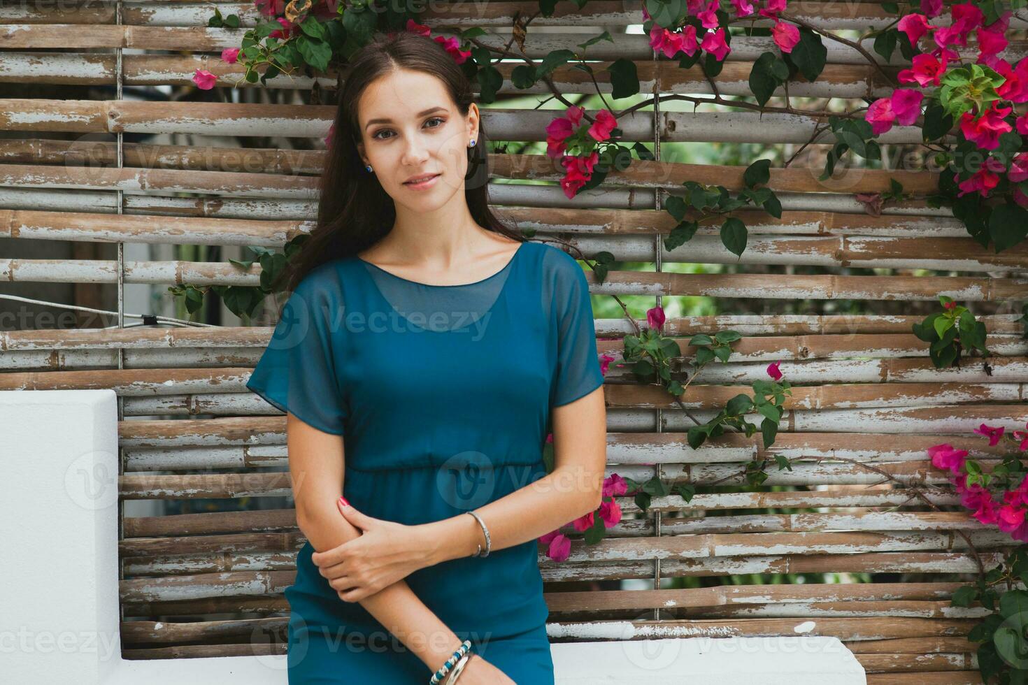 jong elegant mooi vrouw in blauw jurk, zomer mode neiging foto