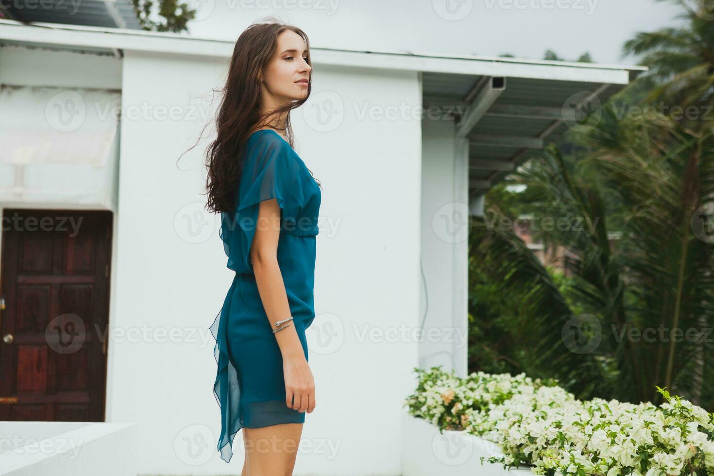 jong elegant mooi vrouw in blauw jurk, zomer mode neiging foto