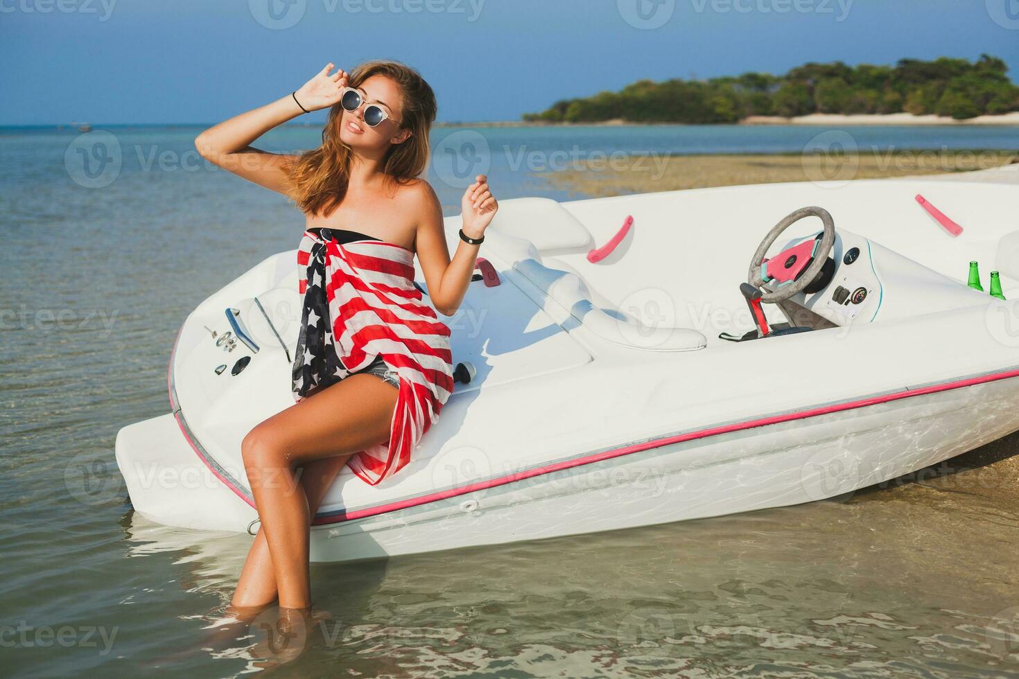 gelukkig vrouw verpakt in Amerikaans vlag foto