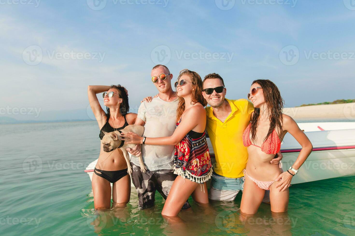 gelukkig bedrijf van vrienden Aan zomer vakantie foto