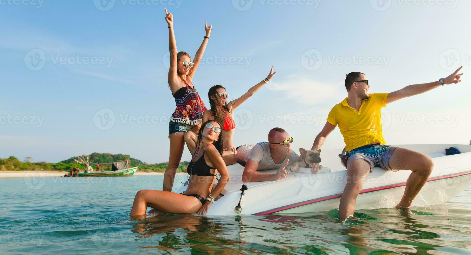 gelukkig bedrijf van vrienden Aan zomer vakantie foto