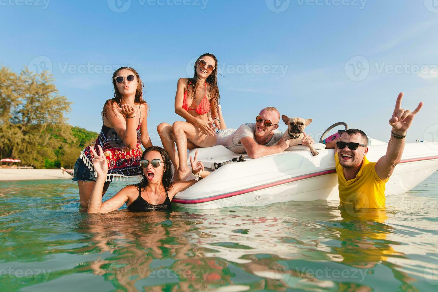 gelukkig bedrijf van vrienden Aan zomer vakantie foto