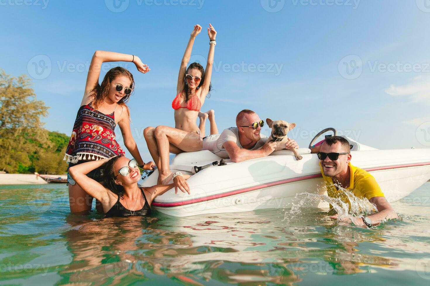 gelukkig bedrijf van vrienden Aan zomer vakantie foto