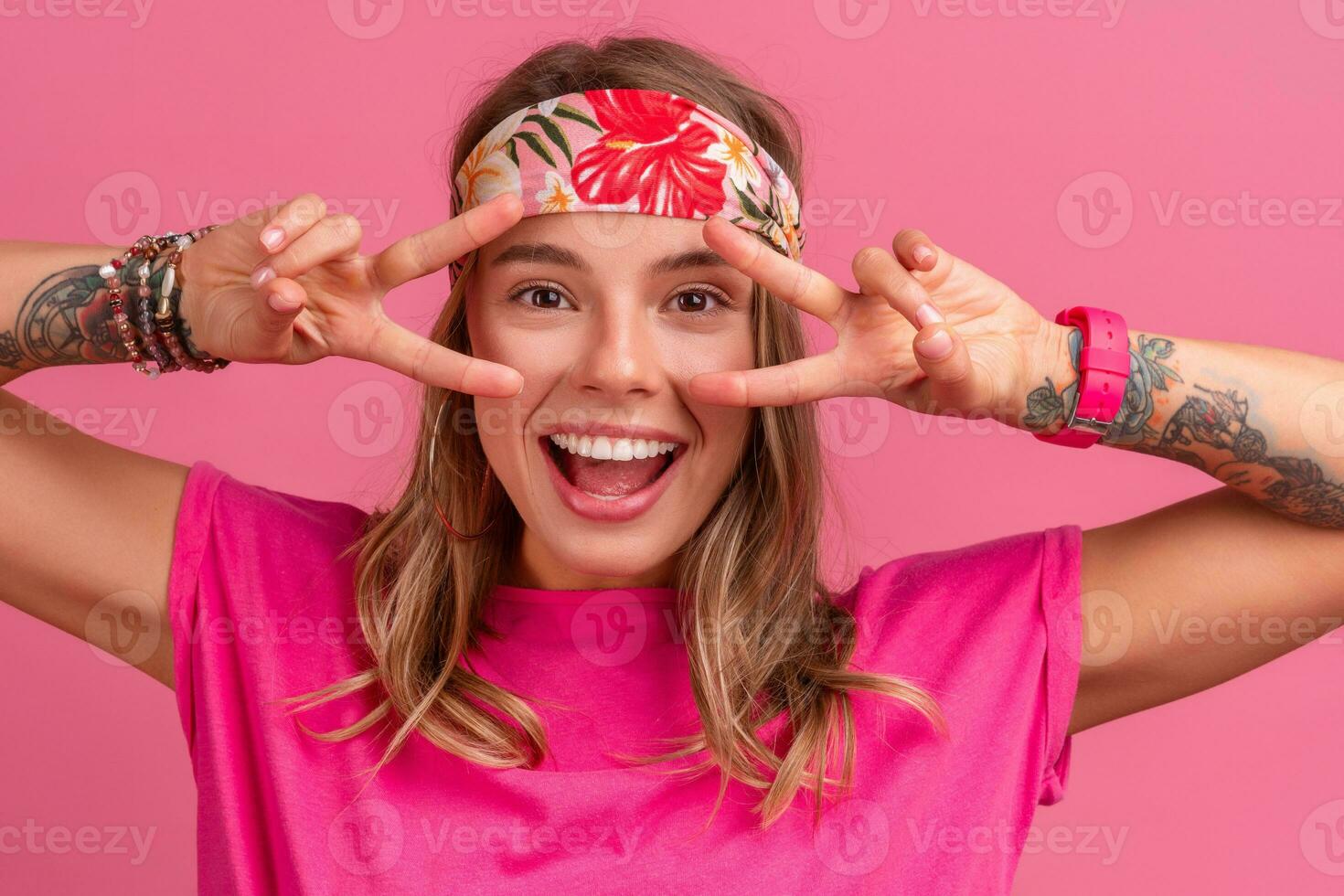 mooi schattig glimlachen vrouw in roze overhemd boho hippie stijl accessoires glimlachen foto