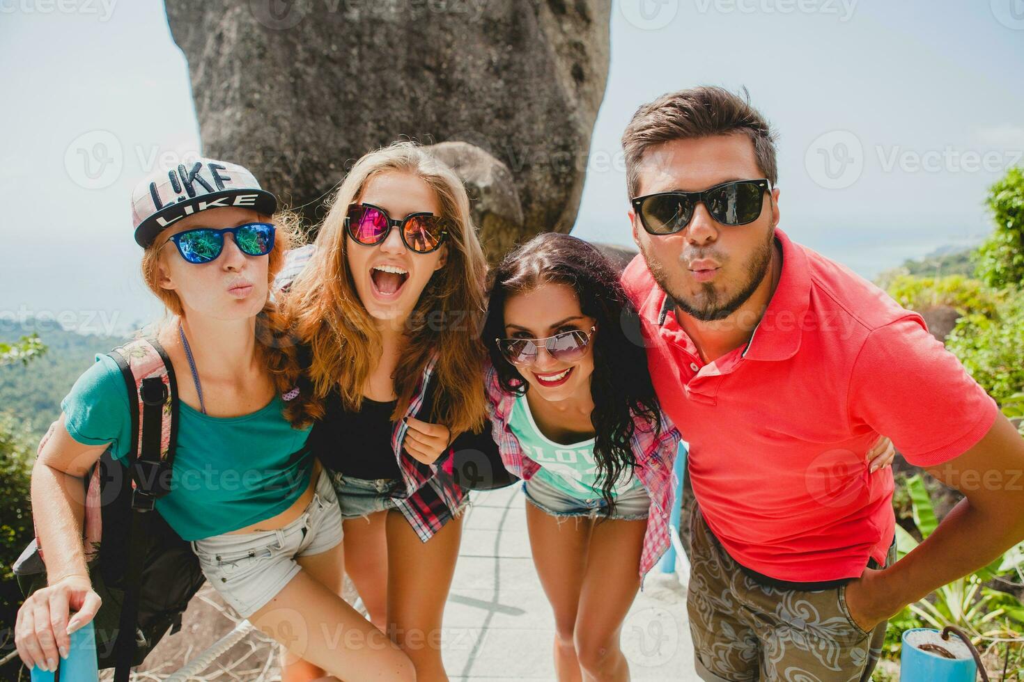 gelukkig hipster bedrijf van vrienden op reis in de omgeving van wereld foto