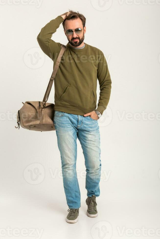 aantrekkelijk elegant Mens reiziger staand met zak foto