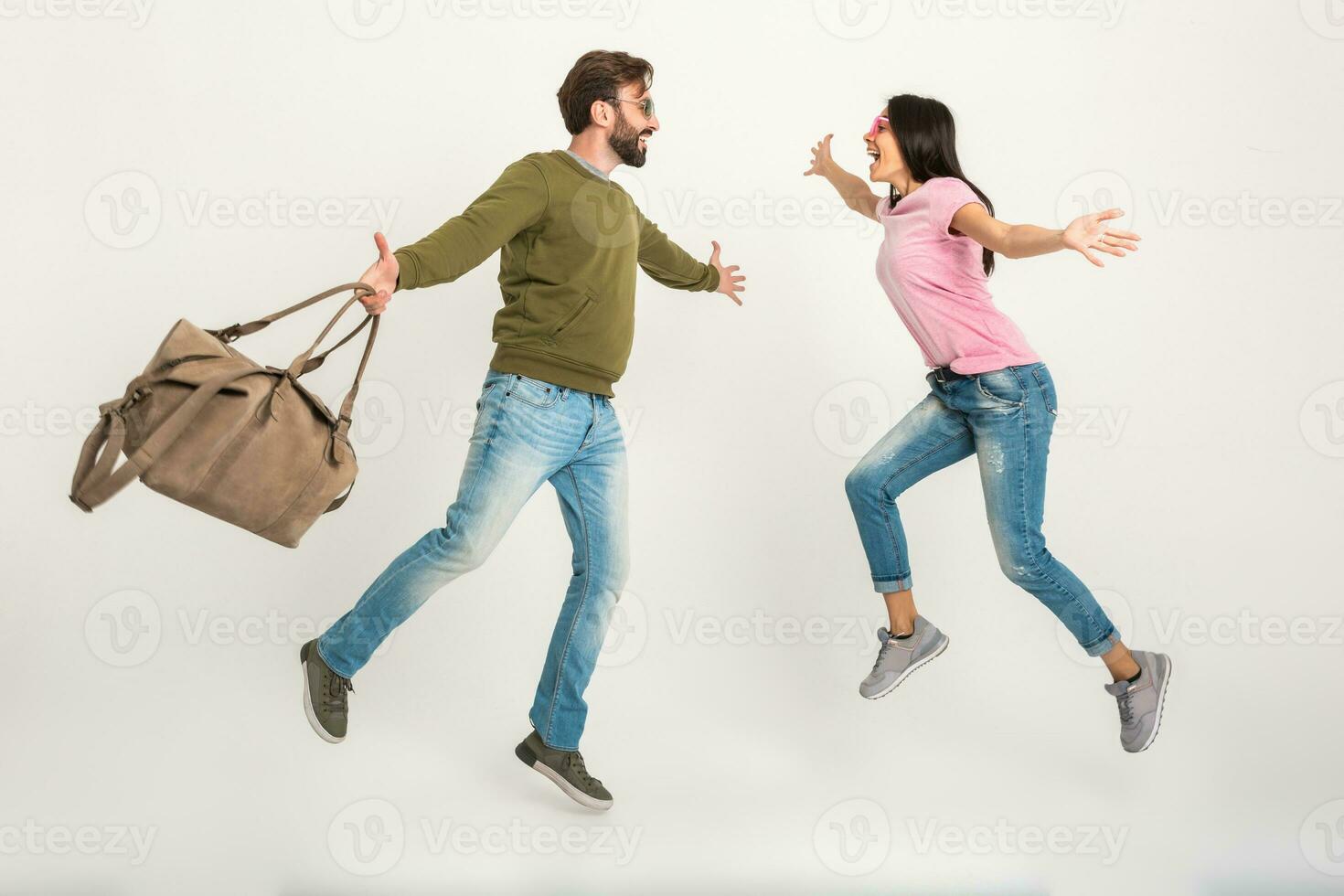 paar glimlachen vrouw en Mens in sweater met reizen zak foto