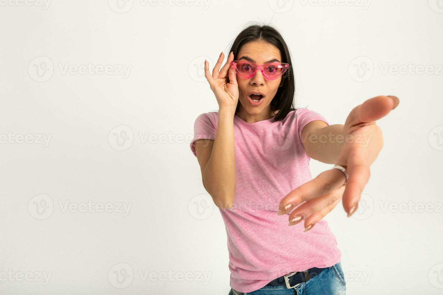 aantrekkelijk vrouw in roze t-shirt en zonnebril foto