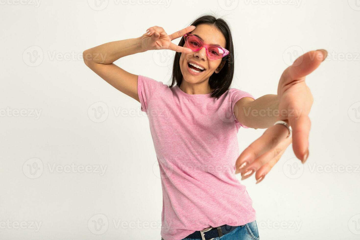 aantrekkelijk vrouw in roze t-shirt en zonnebril foto