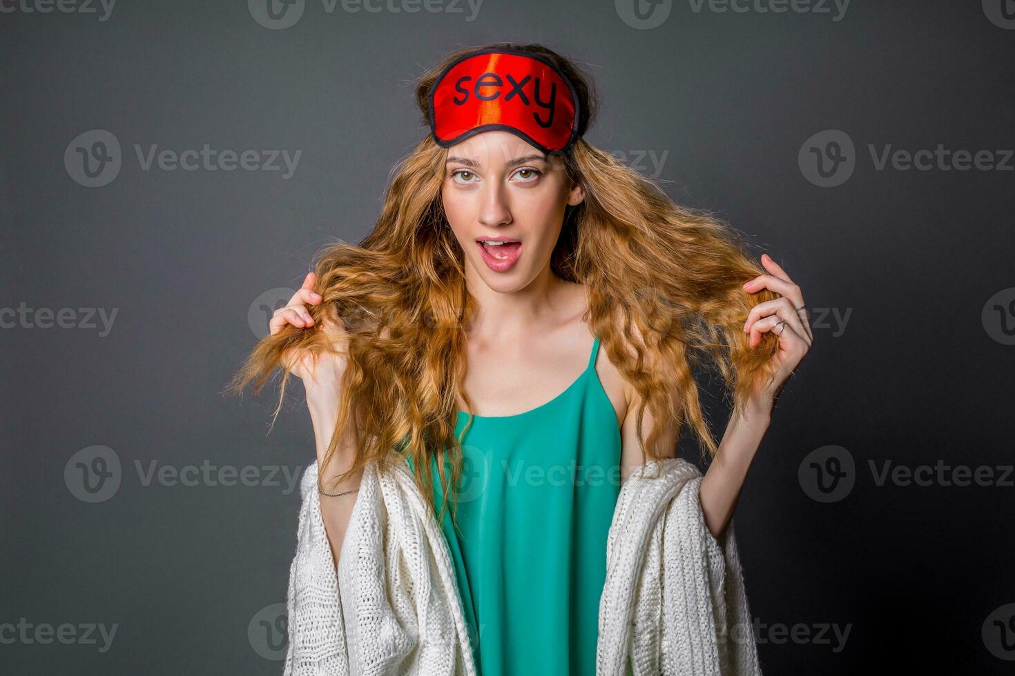 jong mooi vrouw in nachtkleding pyjama foto