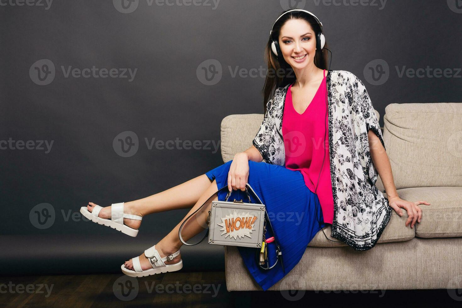 vrouw poseren met elegant schoenen zomer mode en zak foto