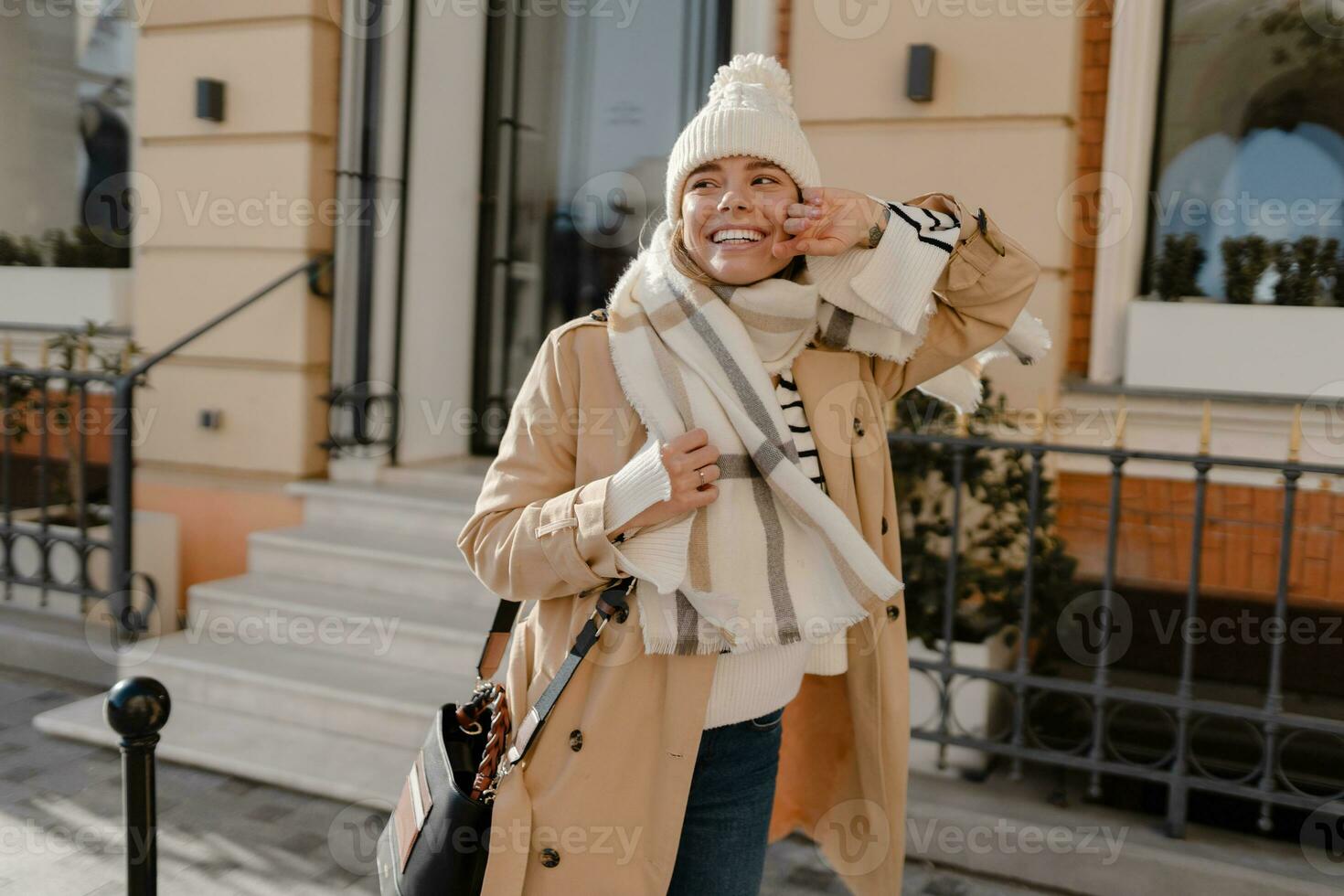 elegant vrouw wandelen in winter straat foto