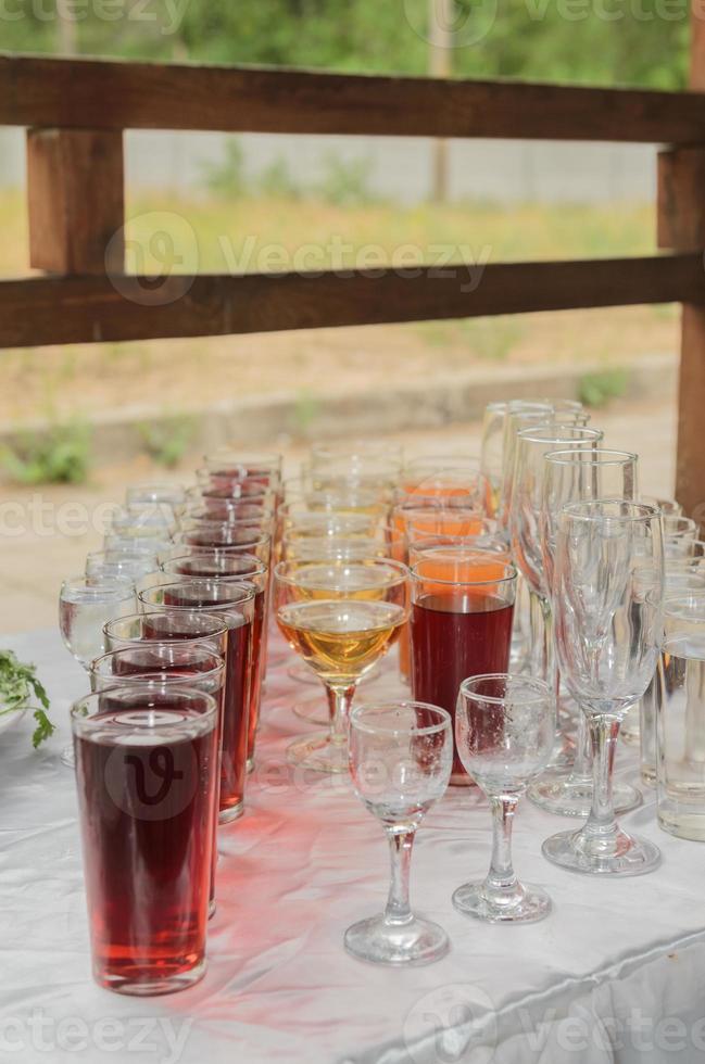 drankjes in kopjes en glazen foto