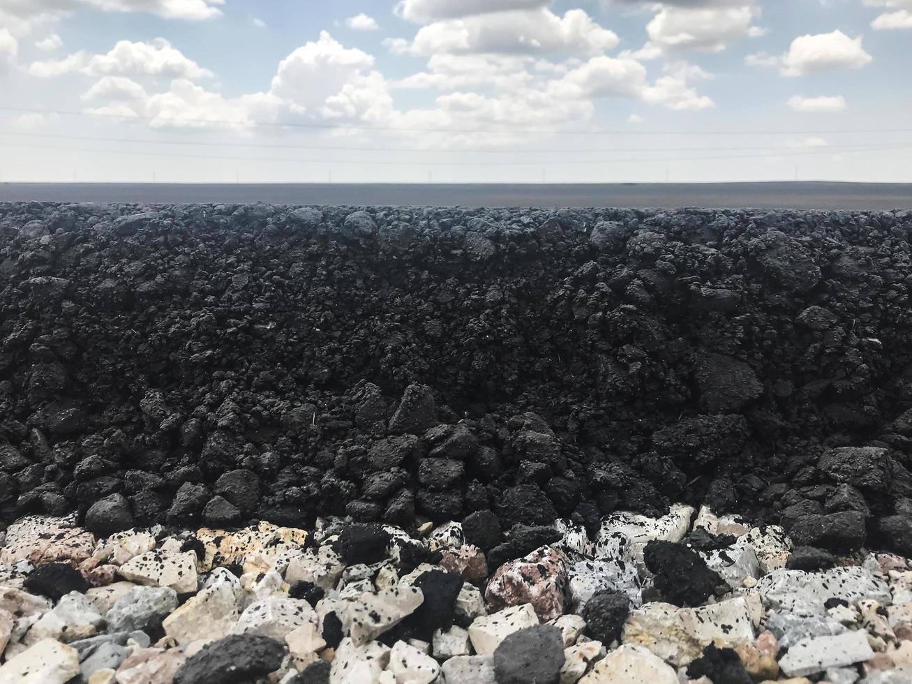 nieuw asfalt op een snelweg. zijaanzicht. Rusland foto