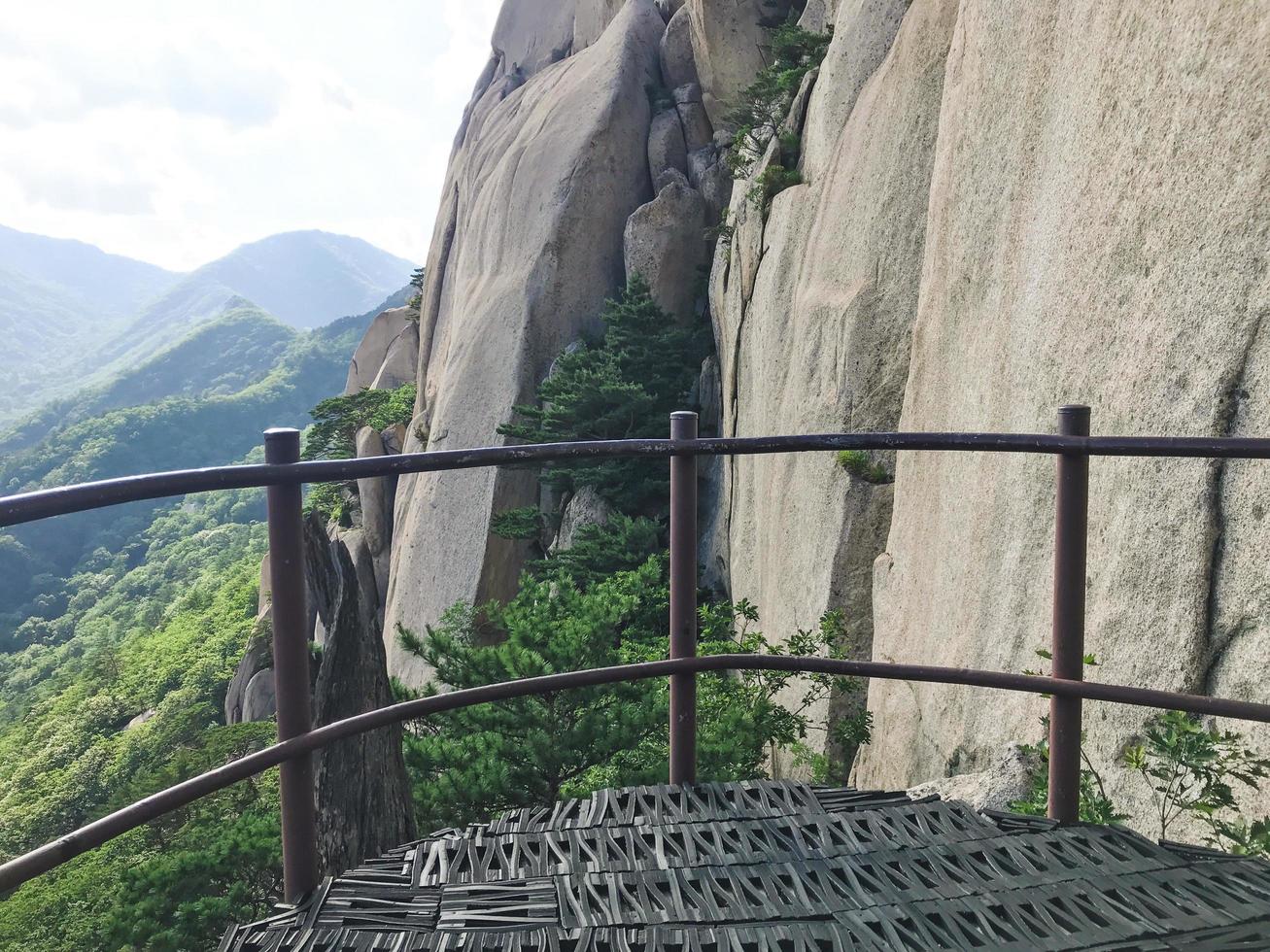 uitzicht vanaf de hoge bergtop van Seoraksan National Park, Zuid-Korea foto